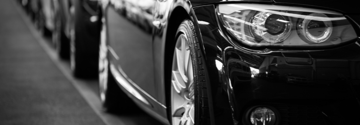 Detailaufnahme eines Autos in schwarzweiß