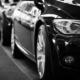 Detailaufnahme eines Autos in schwarzweiß